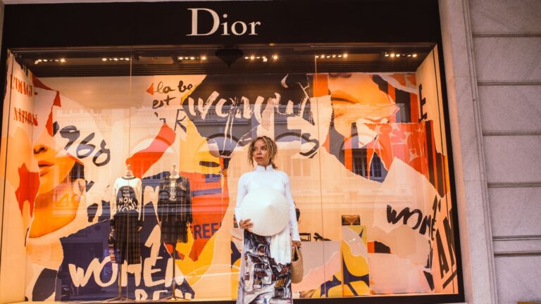 Lire la suite à propos de l’article Dior : L’impact des alumni de Bain sur la stratégie luxe