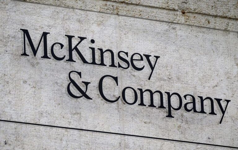 Lire la suite à propos de l’article Affaire McKinsey : Impact et Enjeux pour l&rsquo;État Français